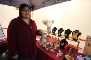 Michelle säljer små askar av björknäver som hennes mamma tillverkar på traditionellt sätt. De sys ihop med granrötter.