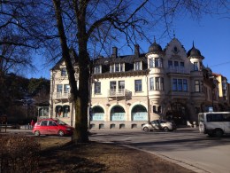 Gamla stenbyggnader ligger här och var.