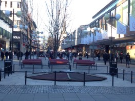 Södertälje centrum och gågata med arkader och stora varuhus